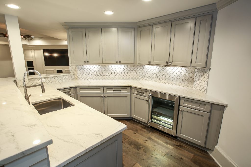 A kitchen with subway tile backsplash