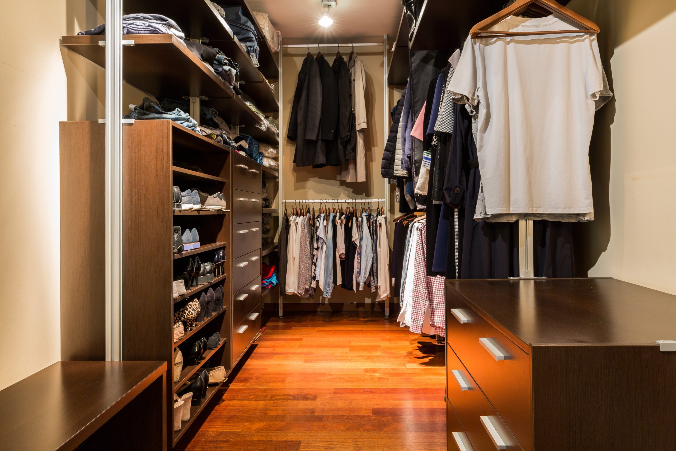 Walk-in closet full of clothing after a renovation bialasiewicz © 123rf