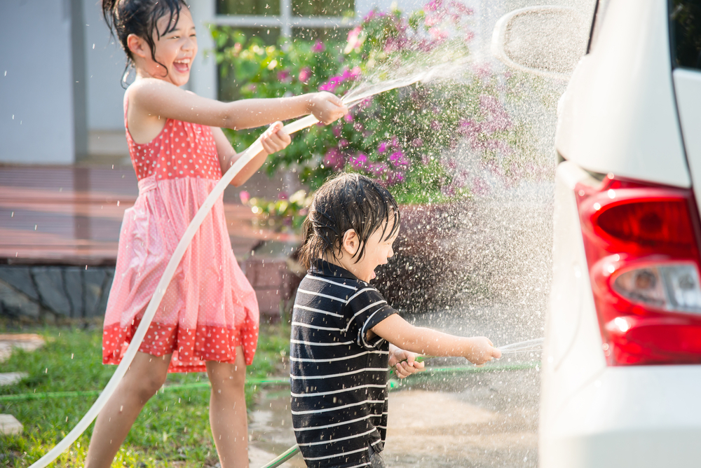 kids washing car ©ANURAK PONGPATIMET